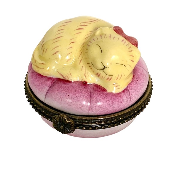 VINTAGE PORCELAIN SLEEPING CAT ON PILLOW HINGED TRINKET BOX - Picture 8 of 10